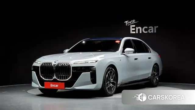 BMW 7 Series (G70) 2024 Светло-серебряный цвет из Кореи