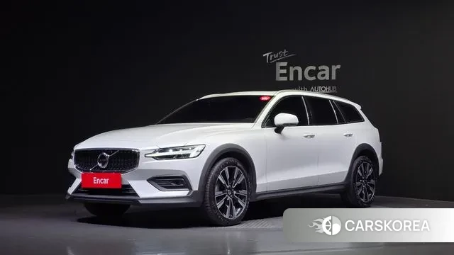 Volvo V60 Cross-Country 2nd Generation 2021 Белый из Кореи