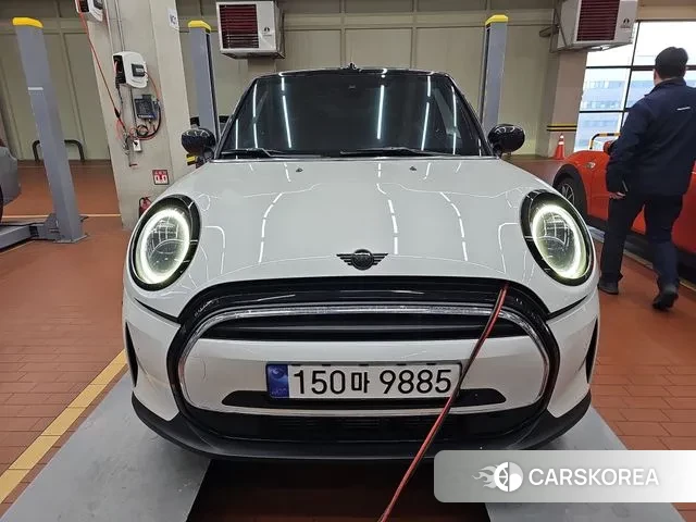 Mini Cooper Convertible 2023 Белый из Кореи