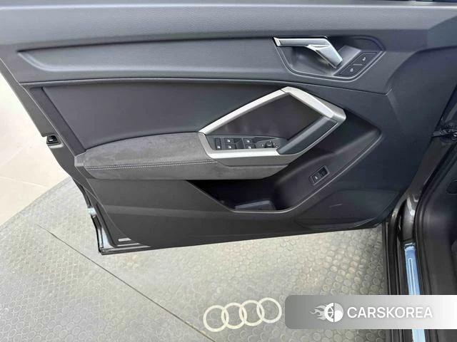 Audi Q3 2022 Темно-серый из Китая
