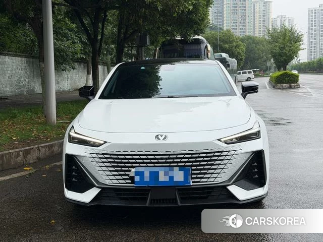 Chang'an UNI-V 2023 Белый из Китая