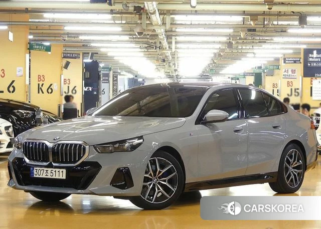 BMW 5 Series (G60) 2024 Серебристо-серый из Кореи