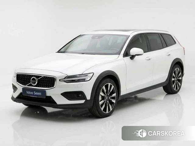 Volvo V60 Cross-Country 2nd Generation 2025 Белый из Кореи