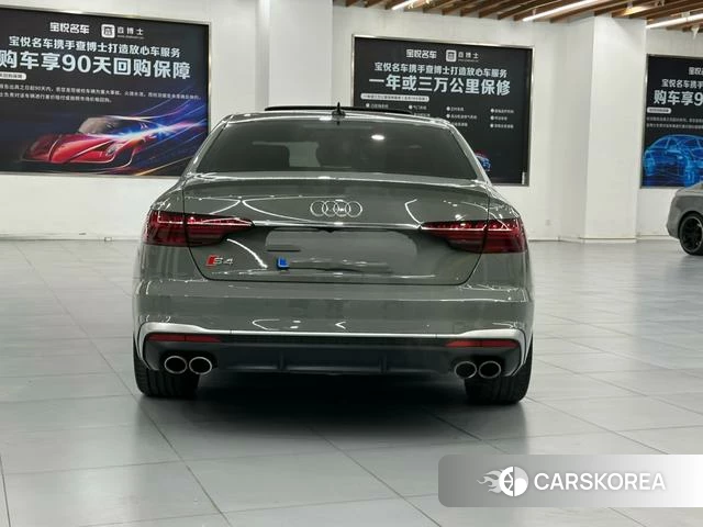 Audi S4 2021 Темно-серый из Китая