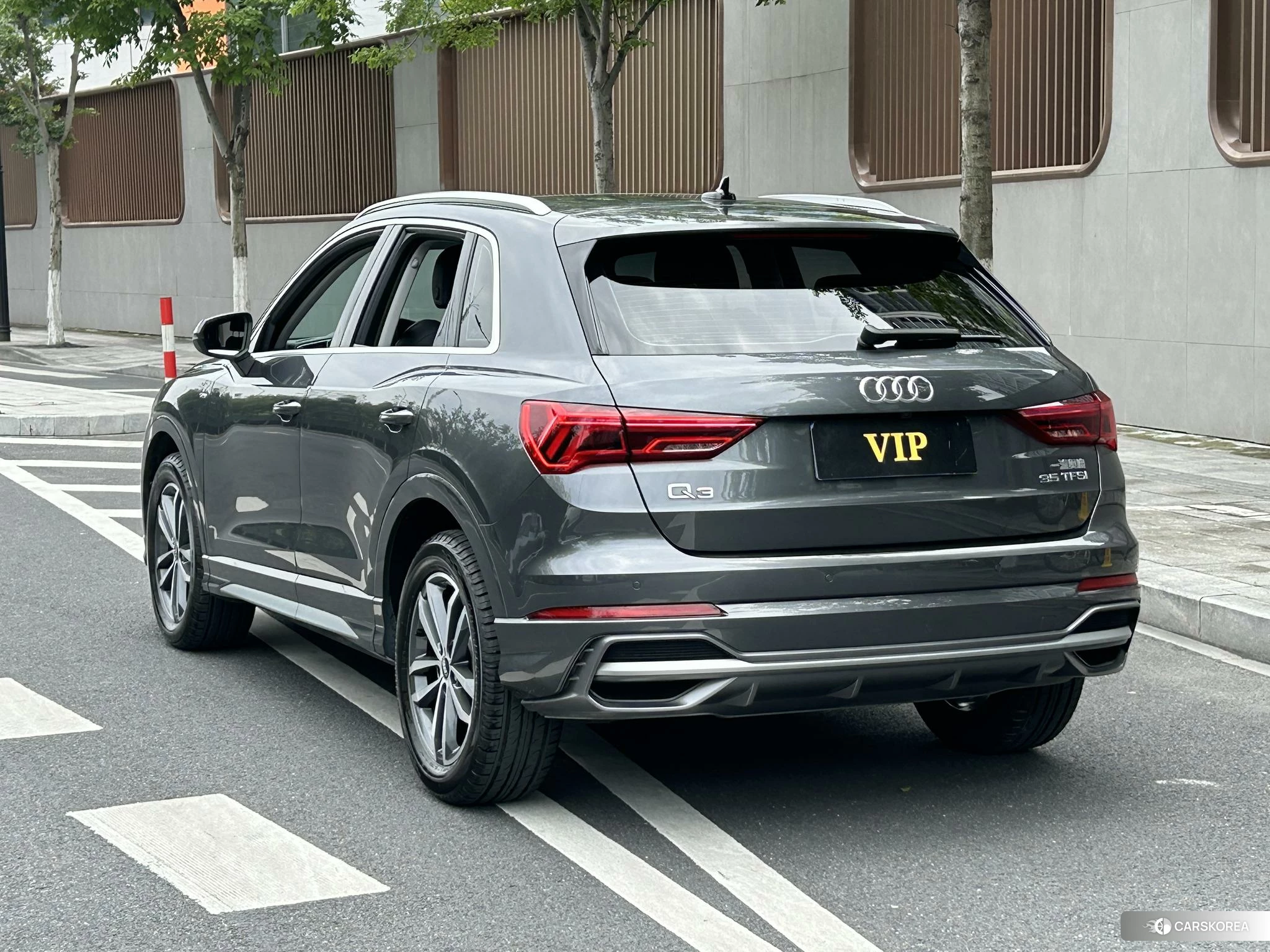 Audi Q3 2020 Темно-серый из Китая