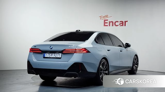 BMW 5 Series (G60) 2024 Светло-серебряный цвет из Кореи