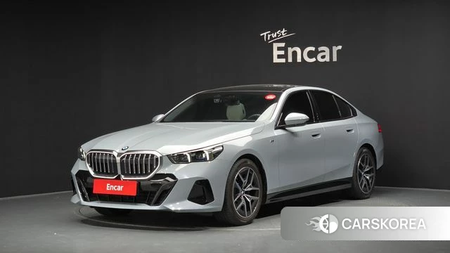 BMW 5 Series (G60) 2025 Серебристо-серый из Кореи