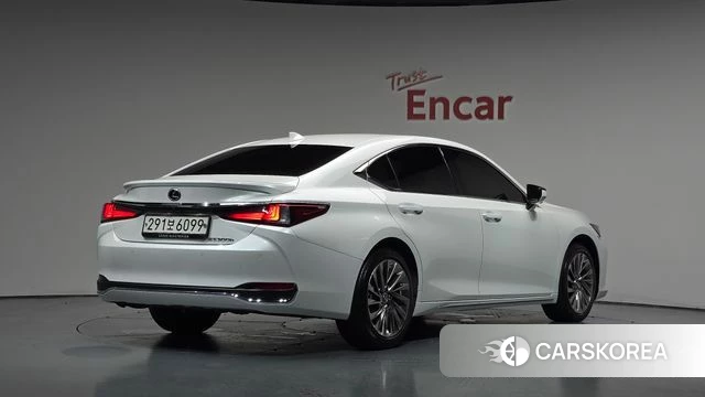 Lexus ES300h 7th generation 2025 Белый из Кореи