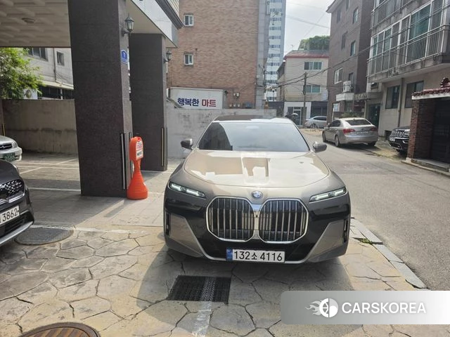 BMW 7 Series (G70) 2023 Цвет галактики из Кореи