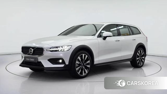 Volvo V60 Cross-Country 2nd Generation 2022 Белый из Кореи