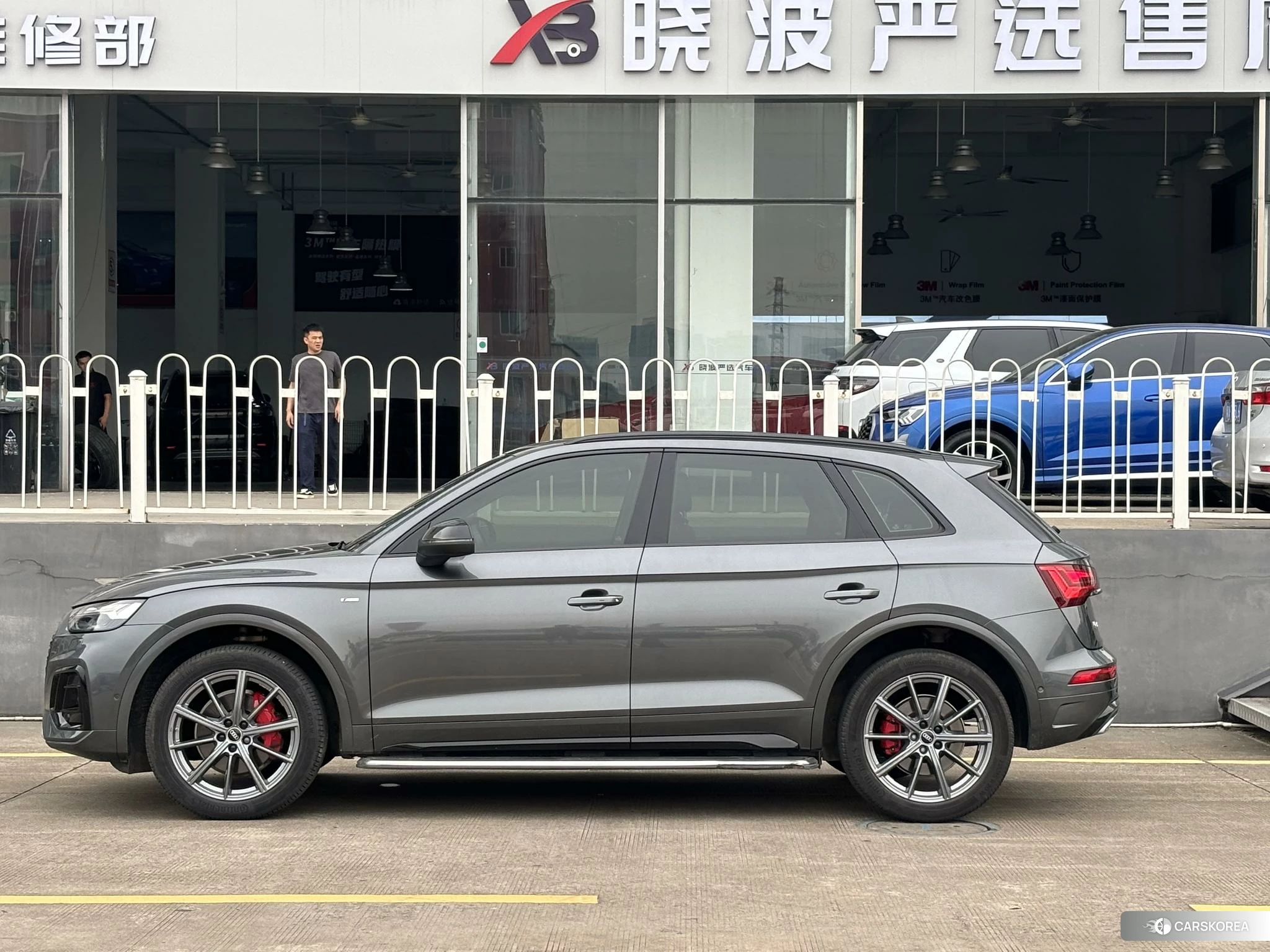 Audi Q5L 2021 Темно-серый из Китая