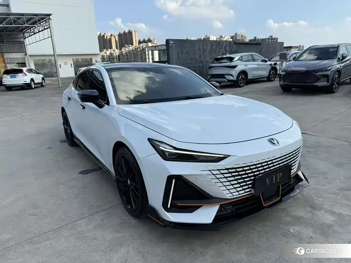 Chang'an UNI-V 2023 Белый из Китая