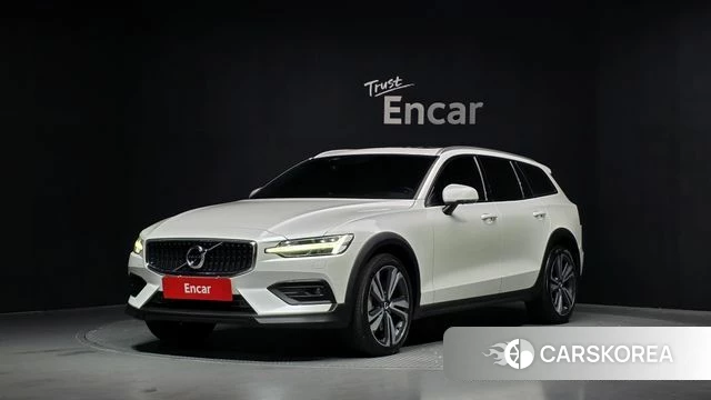 Volvo V60 Cross-Country 2nd Generation 2019 Белый из Кореи