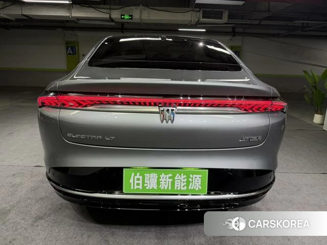 Buick Realm L7 2026 Серебристо-серый из Китая