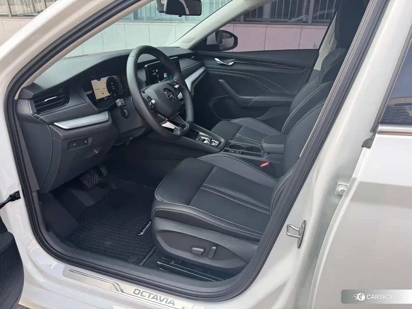 Skoda Octavia 2023 Белый из Китая