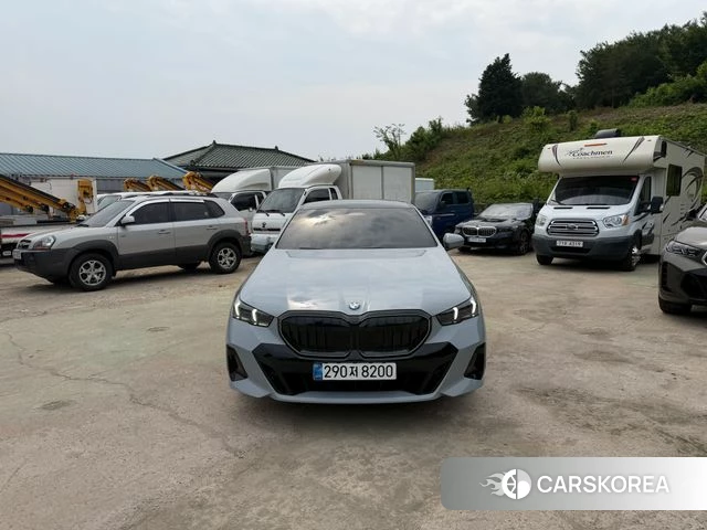 BMW 5 Series (G60) 2025 Серебристо-серый из Кореи