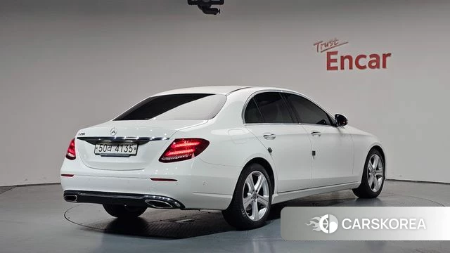 Mercedes-Benz E-Class W213 2018 Белый из Кореи