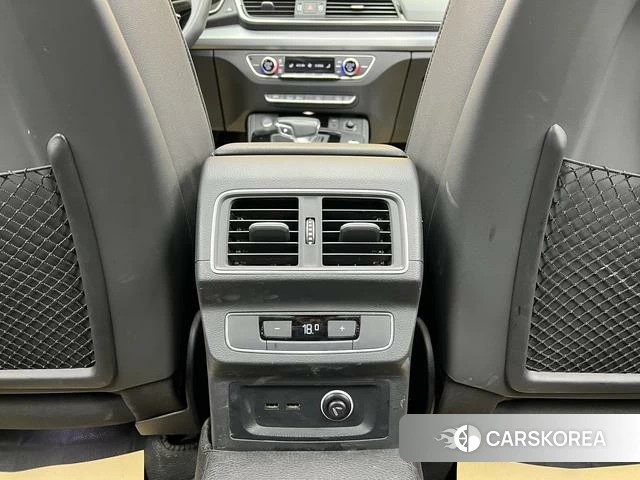 Audi Q5L 2021 Черный из Китая