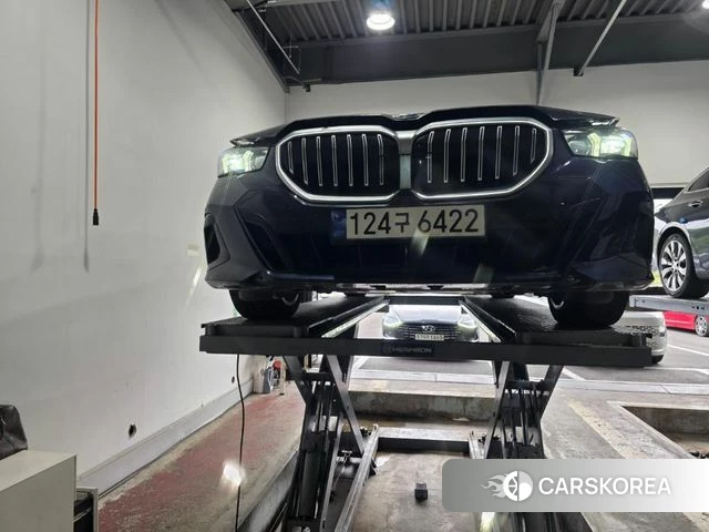 BMW 5 Series (G60) 2023 Черный из Кореи
