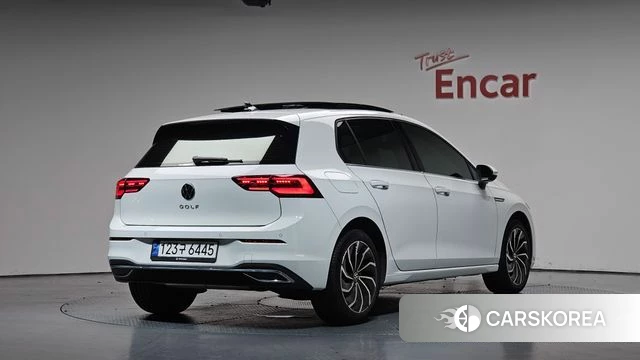 Volkswagen Golf 8th Generation 2023 Белый из Кореи