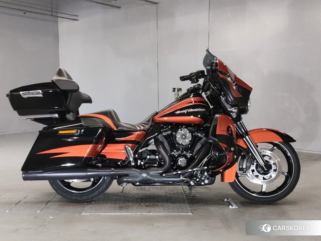 Проданный Harley-Davidson Street Glide FLHXSE1800 CVO 2017 из Японии, фото 2