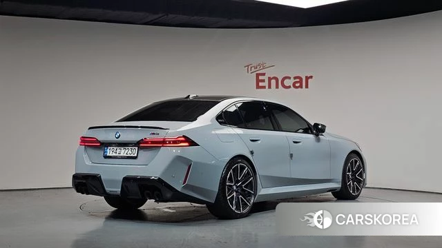 BMW M5 (G90) 2025 Серебристо-серый из Кореи