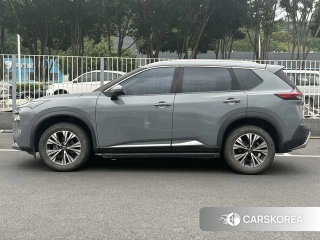 Nissan Qijun 2022 Серебристо-серый из Китая