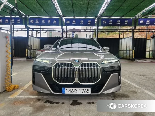 BMW 7 Series (G70) 2023 Песочный из Кореи