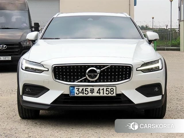 Volvo V60 Cross-Country 2nd Generation 2020 Белый из Кореи