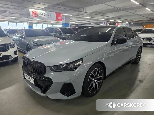 BMW 5 Series (G60) 2025 Светло-серебряный цвет из Кореи