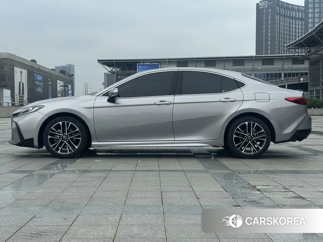 Toyota Camry 2025 Серебристо-серый из Китая