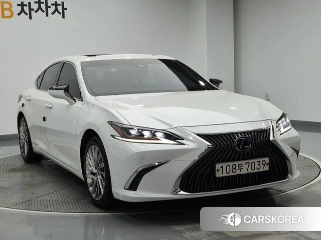 Lexus ES300h 7th generation 2020 Белый из Кореи