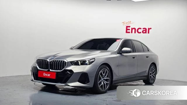 BMW 5 Series (G60) 2025 Светло-серебряный цвет из Кореи