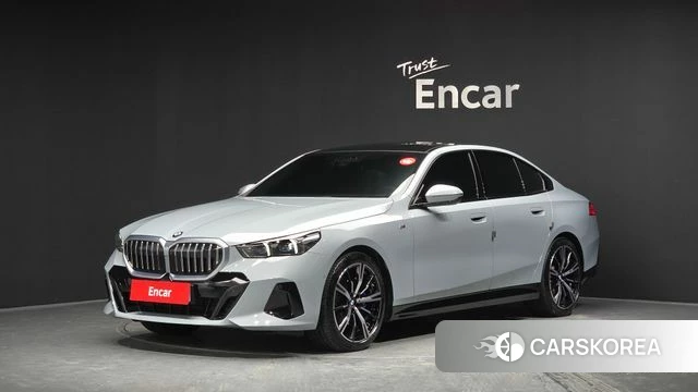 BMW 5 Series (G60) 2024 Серебристо-серый из Кореи