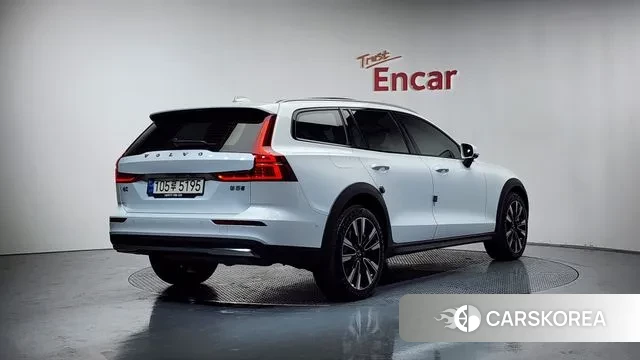 Volvo V60 Cross-Country 2nd Generation 2023 Белый из Кореи
