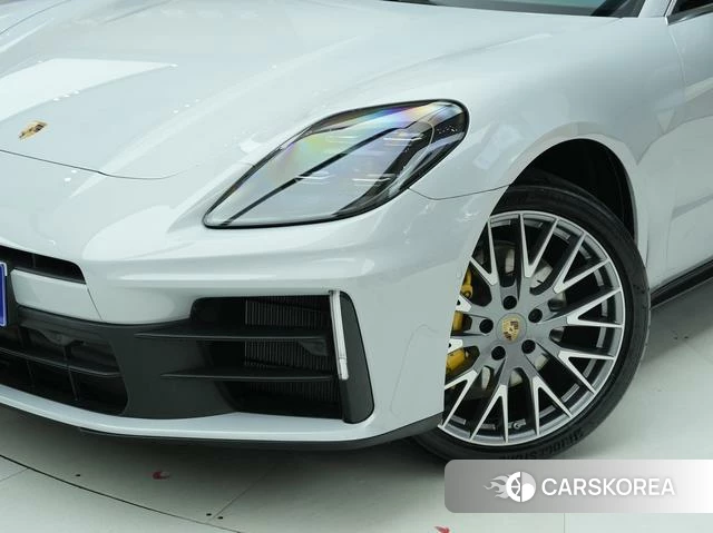 Porsche Panamera 2026 Серебристо-серый из Китая