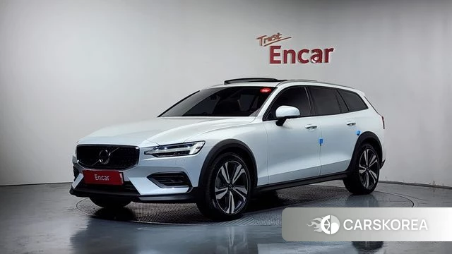 Volvo V60 Cross-Country 2nd Generation 2020 Белый из Кореи