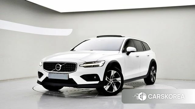 Volvo V60 Cross-Country 2nd Generation 2021 Белый из Кореи