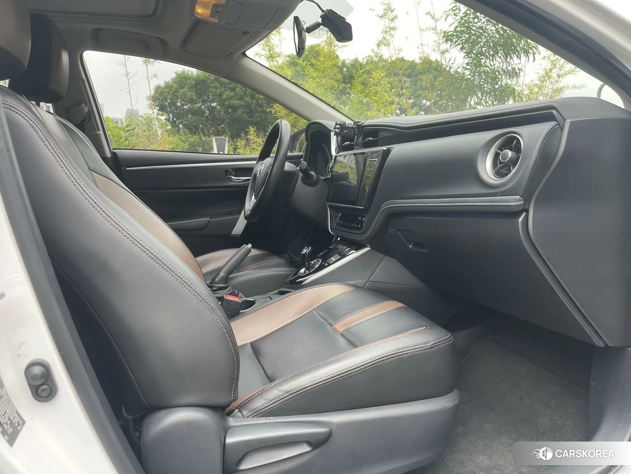 Toyota Corolla dual engine E+ 2019 Белый из Китая