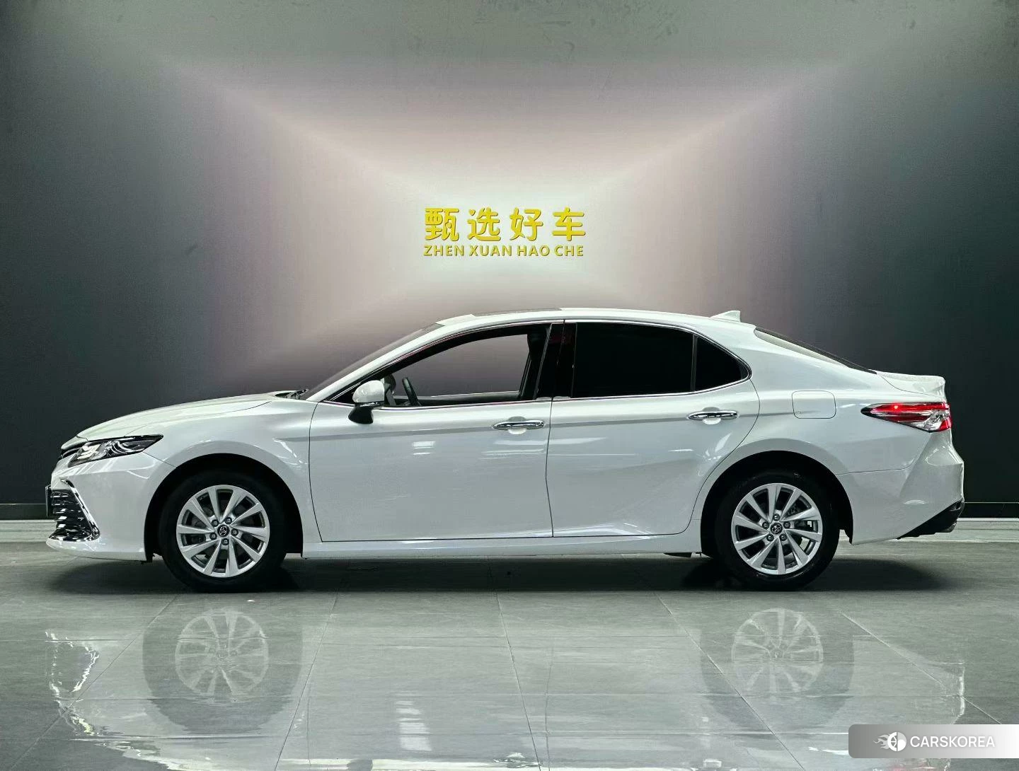 Toyota Camry 2021 Белый из Китая