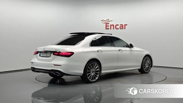 Mercedes-Benz E-Class W213 2022 Белый из Кореи