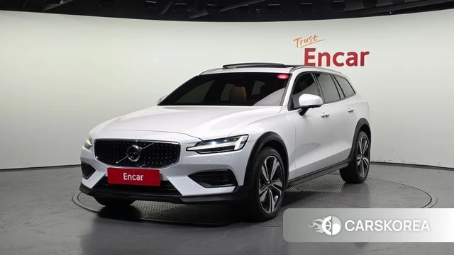 Volvo V60 Cross-Country 2nd Generation 2020 Белый из Кореи