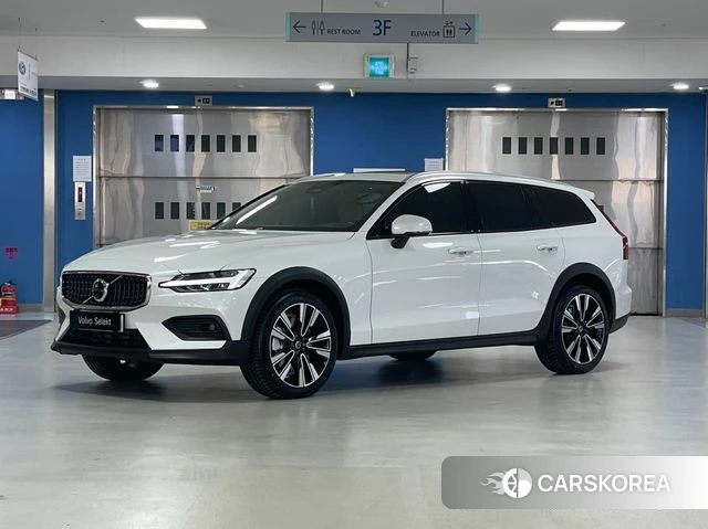 Volvo V60 Cross-Country 2nd Generation 2025 Белый из Кореи