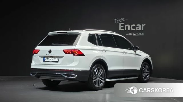 Volkswagen Tiguan Allspace 2023 Белый из Кореи