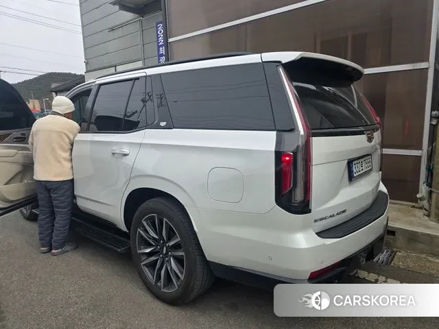 Cadillac Escalade 5th Generation 2023 Белый из Кореи