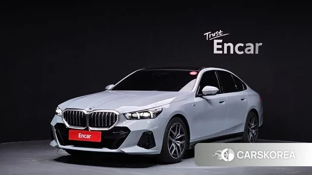 BMW 5 Series (G60) 2024 Светло-серебряный цвет из Кореи