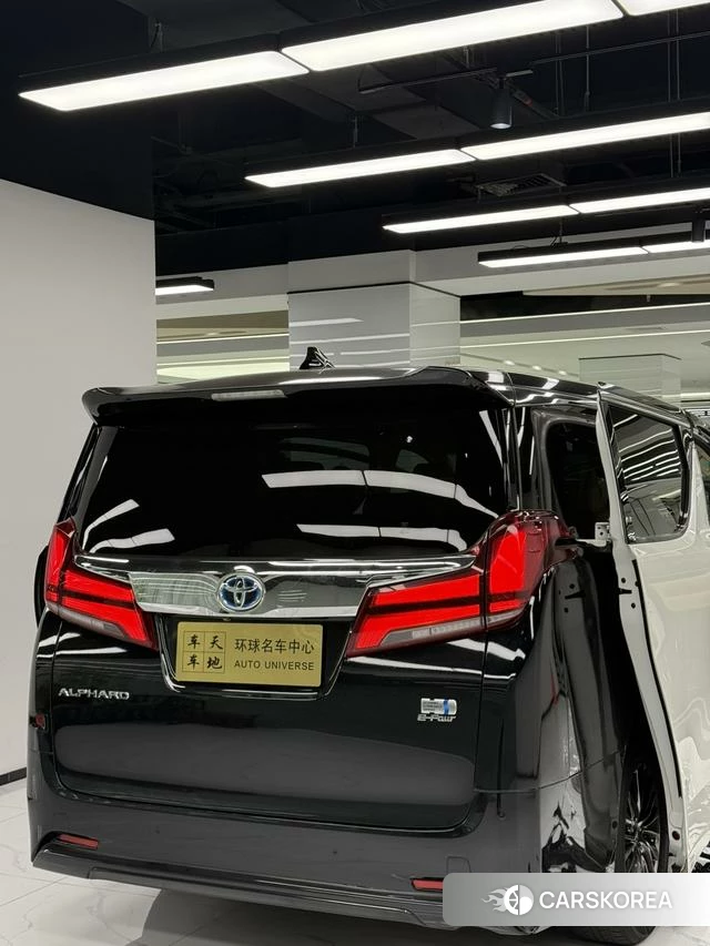 Toyota Elfa 2023 Белый из Китая