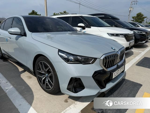 BMW 5 Series (G60) 2026 Небесно-голубой из Кореи