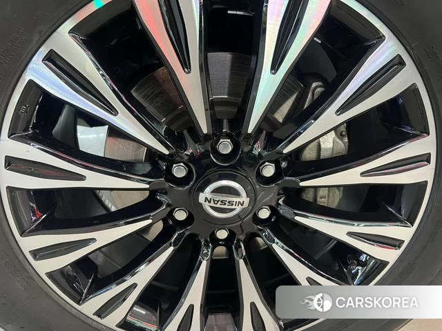 Nissan Toure 2018 Белый из Китая