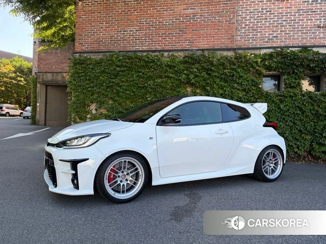 Toyota Yaris (Beats) 2021 Белый из Кореи